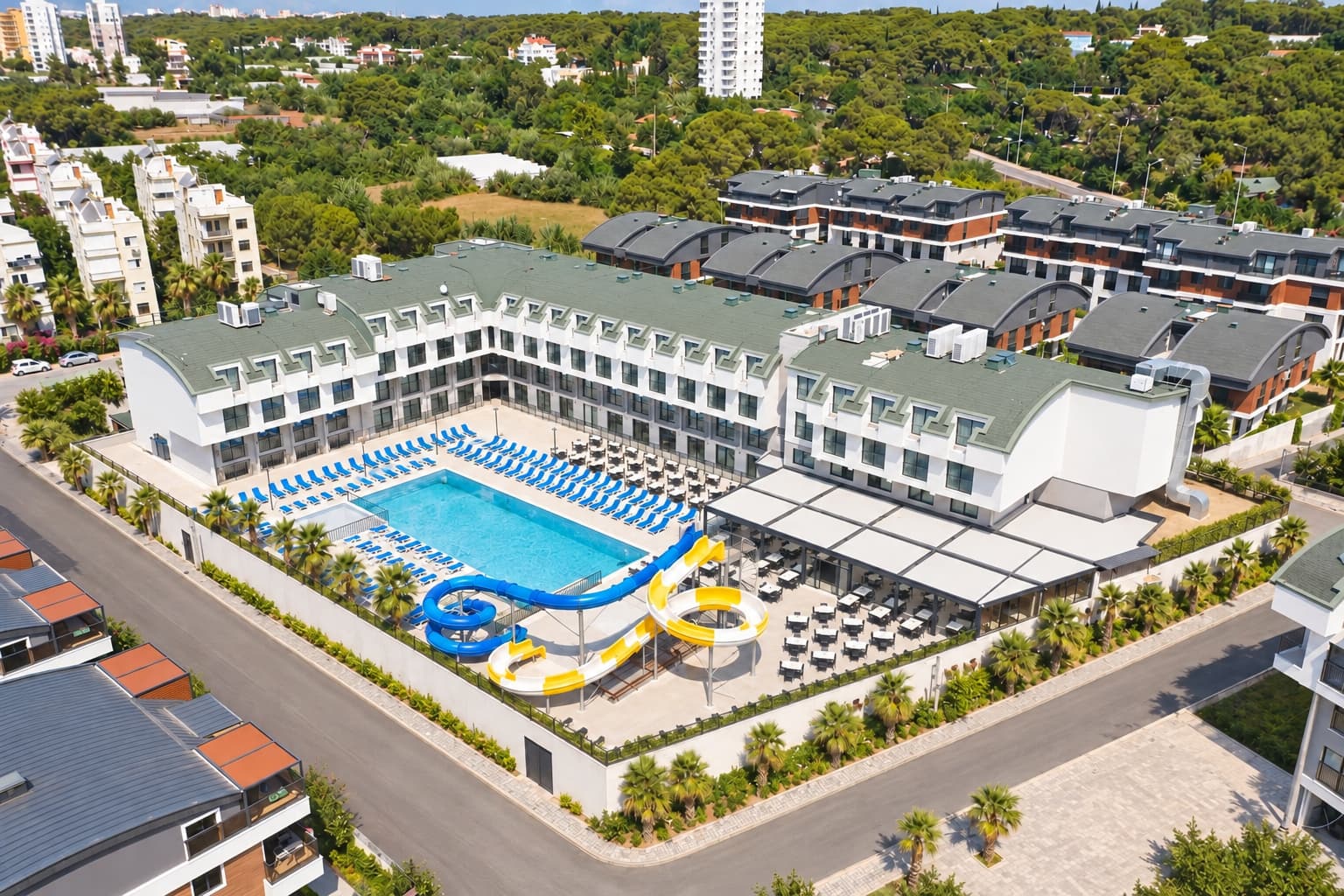 Laroxx Hotel, havuz ve çevresinin havadan görünümü