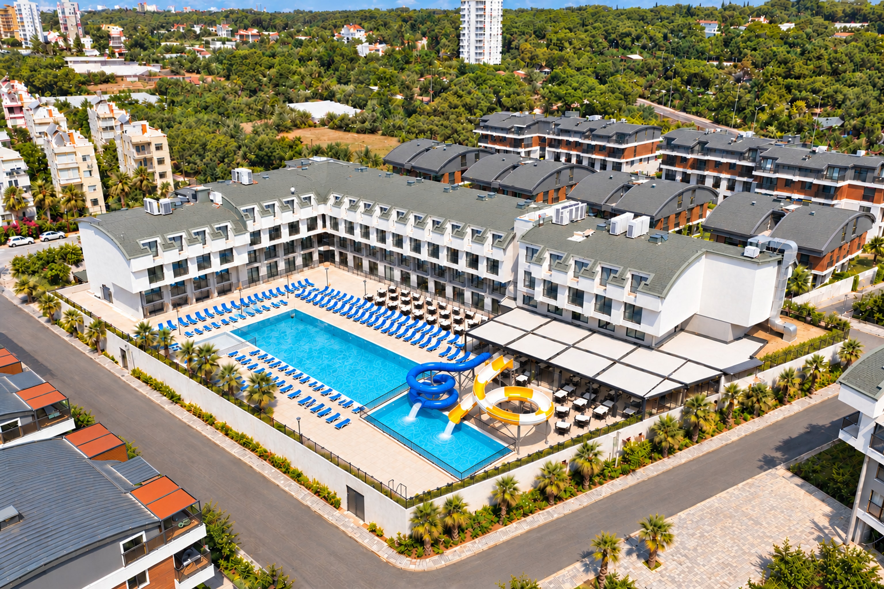 Laroxx Hotel, ana havuz ve bitişik kaydırak havuzunun havadan görünümü