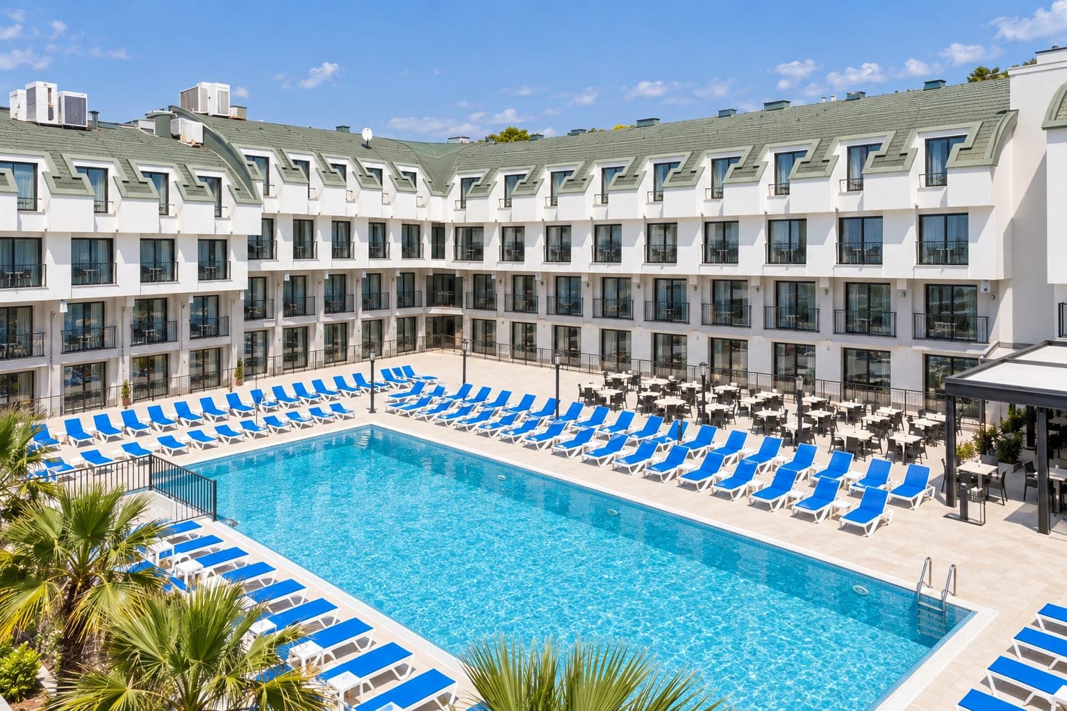 Laroxx Hotel · Otel ve havuz